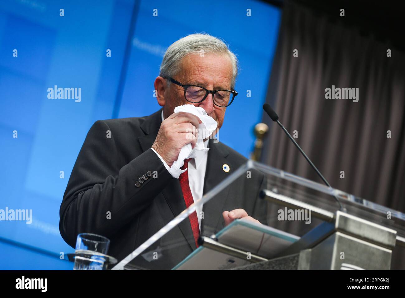 191017 -- BRUXELLES, le 17 octobre 2019 -- le président de la Commission européenne, Jean-Claude Juncker, assiste à une conférence de presse lors d'un sommet de l'UE à Bruxelles, en Belgique, le 17 octobre 2019. Le sommet de deux jours a débuté jeudi. L'Union européenne l'UE et la Grande-Bretagne ont conclu un nouvel accord sur le Brexit, a déclaré jeudi le président de la Commission européenne Jean-Claude Juncker. BELGIQUE-BRUXELLES-UE-SOMMET-NOUVEL ACCORD SUR LE BREXIT ZHENGXHUANSONG PUBLICATIONXNOTXINXCHN Banque D'Images