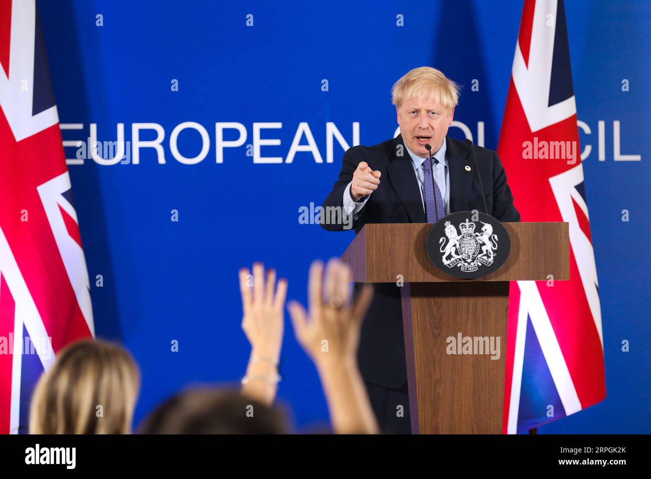 191017 -- BRUXELLES, le 17 octobre 2019 -- le Premier ministre britannique Boris Johnson assiste à une conférence de presse lors d'un sommet de l'UE à Bruxelles, en Belgique, le 17 octobre 2019. Le sommet de deux jours a débuté jeudi. L'Union européenne l'UE et la Grande-Bretagne ont conclu un nouvel accord sur le Brexit, a déclaré jeudi le président de la Commission européenne Jean-Claude Juncker. Zheng Huansong BELGIQUE-BRUXELLES-UE-SOMMET-NOUVEL ACCORD SUR LE BREXIT ZhangxCheng PUBLICATIONxNOTxINxCHN Banque D'Images