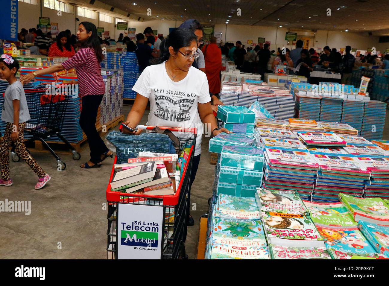 191018 -- COLOMBO, le 18 octobre 2019 Xinhua -- les gens visitent la Grande sale de mauvais loup, l'une des plus grandes foires du livre au monde, à Colombo, Sri Lanka, le 17 octobre 2019. La foire du livre a débuté jeudi à Colombo, la capitale du Sri Lanka, avec plus de 1,5 millions de livres en vente. Il se tiendra jusqu'au 28 octobre, fonctionnant 24 heures sur 24 pendant les week-ends. Photo de Ajith Perera/Xinhua SRI LANKA-COLOMBO-BOOK FAIR PUBLICATIONxNOTxINxCHN Banque D'Images