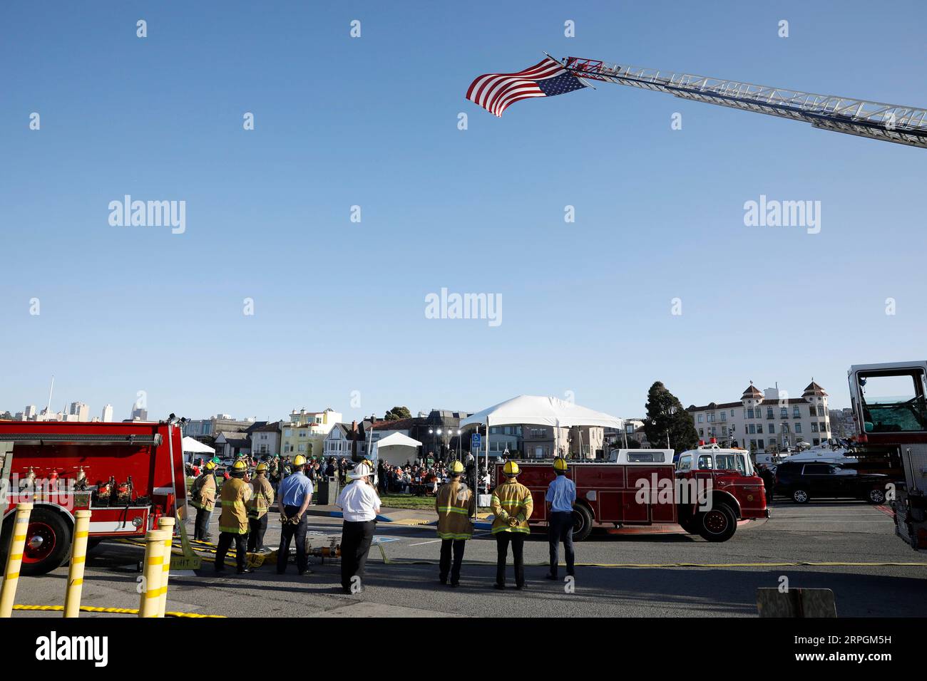 191018 -- SAN FRANCISCO, le 18 octobre 2019 -- les pompiers assistent à une cérémonie commémorative du 30e anniversaire du tremblement de terre de Loma Prieta de magnitude 6,9 à San Francisco, aux États-Unis, le 17 octobre 2019. Photo de /Xinhua U.S.-SAN FRANCISCO-COMMÉMORATION-TREMBLEMENT DE TERRE LixJianguo PUBLICATIONxNOTxINxCHN Banque D'Images