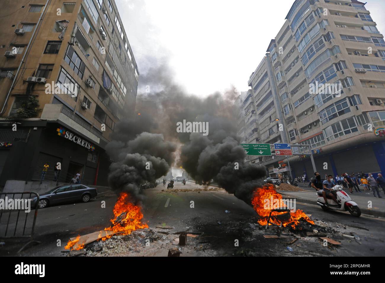 191018 -- BEYROUTH, 18 octobre 2019 Xinhua -- des manifestants brûlent des pneus et des ordures pour bloquer la route lors d'une manifestation à Beyrouth, Liban, le 18 octobre 2019. Des milliers de manifestants ont continué à manifester vendredi et à bloquer des routes dans tout le Liban pour protester contre les politiques du gouvernement, a rapporté la chaîne de télévision locale Al Jadeed. Les citoyens scandaient des slogans contre le gouvernement tout en accusant les politiciens d'être corrompus et de priver les gens de leurs droits fondamentaux. Des manifestations se poursuivent depuis jeudi soir, faisant 23 blessés parmi les citoyens et 60 blessés parmi l'armée libanaise. Photo de Bil Banque D'Images