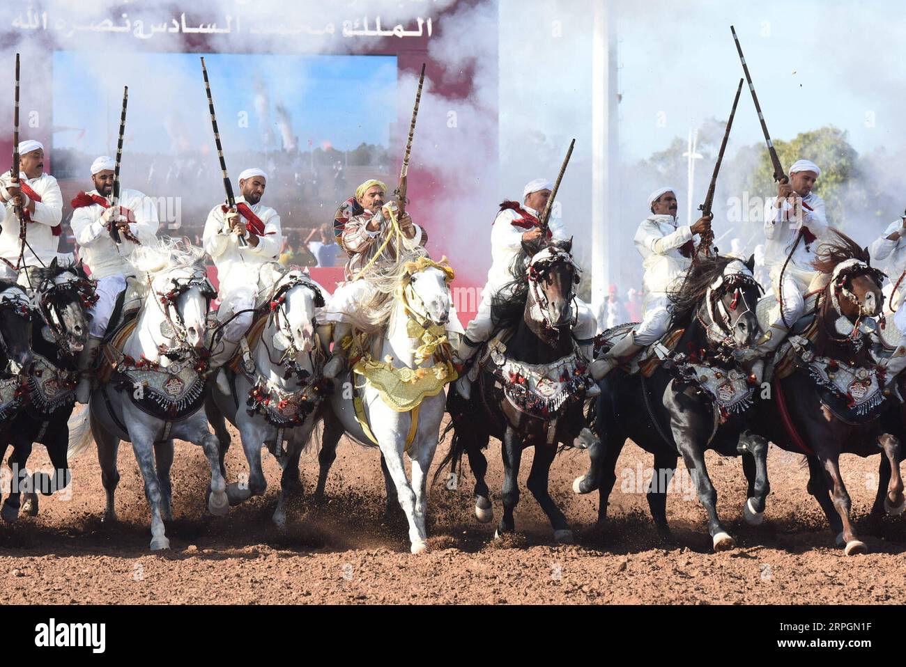 191018 -- EL JADIDA MAROC, 18 octobre 2019 -- des hommes marocains en costumes traditionnels montent à cheval lors d'un concours de chevaux Fantasia à la 12e édition du salon du Cheval, exposition phare du Maroc, à El Jadida, Maroc, le 18 octobre 2019. Photo de /Xinhua MAROC-EL JADIDA-HORSE EXPOSITION Chadi PUBLICATIONxNOTxINxCHN Banque D'Images