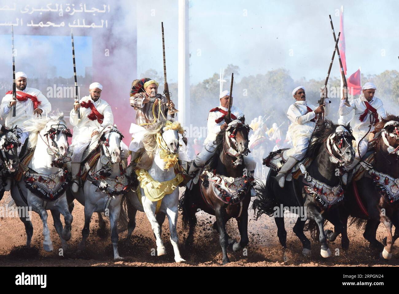 191018 -- EL JADIDA MAROC, 18 octobre 2019 -- des hommes marocains en costumes traditionnels montent à cheval lors d'un concours de chevaux Fantasia à la 12e édition du salon du Cheval, exposition phare du Maroc, à El Jadida, Maroc, le 18 octobre 2019. Photo de /Xinhua MAROC-EL JADIDA-HORSE EXPOSITION Chadi PUBLICATIONxNOTxINxCHN Banque D'Images
