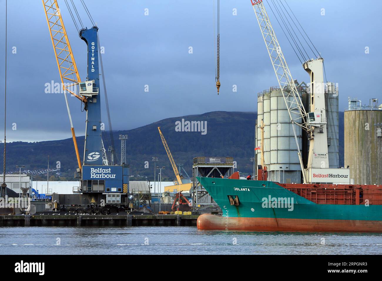 191019 -- BELFAST, le 19 octobre 2019 -- Un navire arrive au port de Belfast, en Irlande du Nord, au Royaume-Uni, le 18 octobre 2019. Le Parti unioniste démocratique nord-irlandais DUP a rejeté jeudi le projet de Brexit du Premier ministre Boris Johnson, bien qu'il soit juste convenu avec l'Union européenne, ce qui rend difficile son approbation par le Parlement britannique. Photo de Paul McErlane/Xinhua UK-BELFAST-BREXIT DEAL HanxYan PUBLICATIONxNOTxINxCHN Banque D'Images