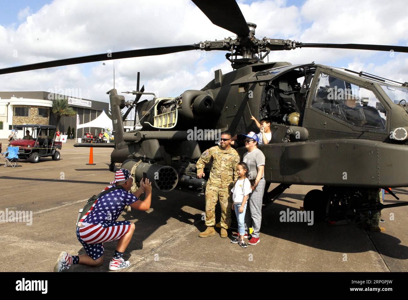 191020 -- HOUSTON, le 20 octobre 2019 -- les visiteurs prennent des photos lors du salon annuel Wings Over Houston Airshow à l'aéroport d'Ellington dans l'État américain du Texas, le 19 octobre 2019. Le spectacle aérien annuel a débuté samedi à l'aéroport d'Ellington, avec des représentations aériennes et des expositions. U.S.-HOUSTON-AIRSHOW SongxQiong PUBLICATIONxNOTxINxCHN Banque D'Images