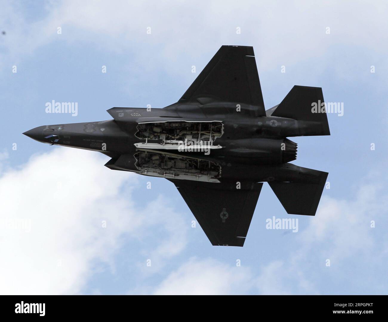 191020 -- HOUSTON, le 20 octobre 2019 -- un avion de chasse F-35 se produit lors du salon annuel Wings Over Houston Airshow à l'aéroport d'Ellington, dans l'État du Texas, aux États-Unis, le 19 octobre 2019. Le spectacle aérien annuel a débuté samedi à l'aéroport d'Ellington, avec des représentations aériennes et des expositions. U.S.-HOUSTON-AIRSHOW SongxQiong PUBLICATIONxNOTxINxCHN Banque D'Images