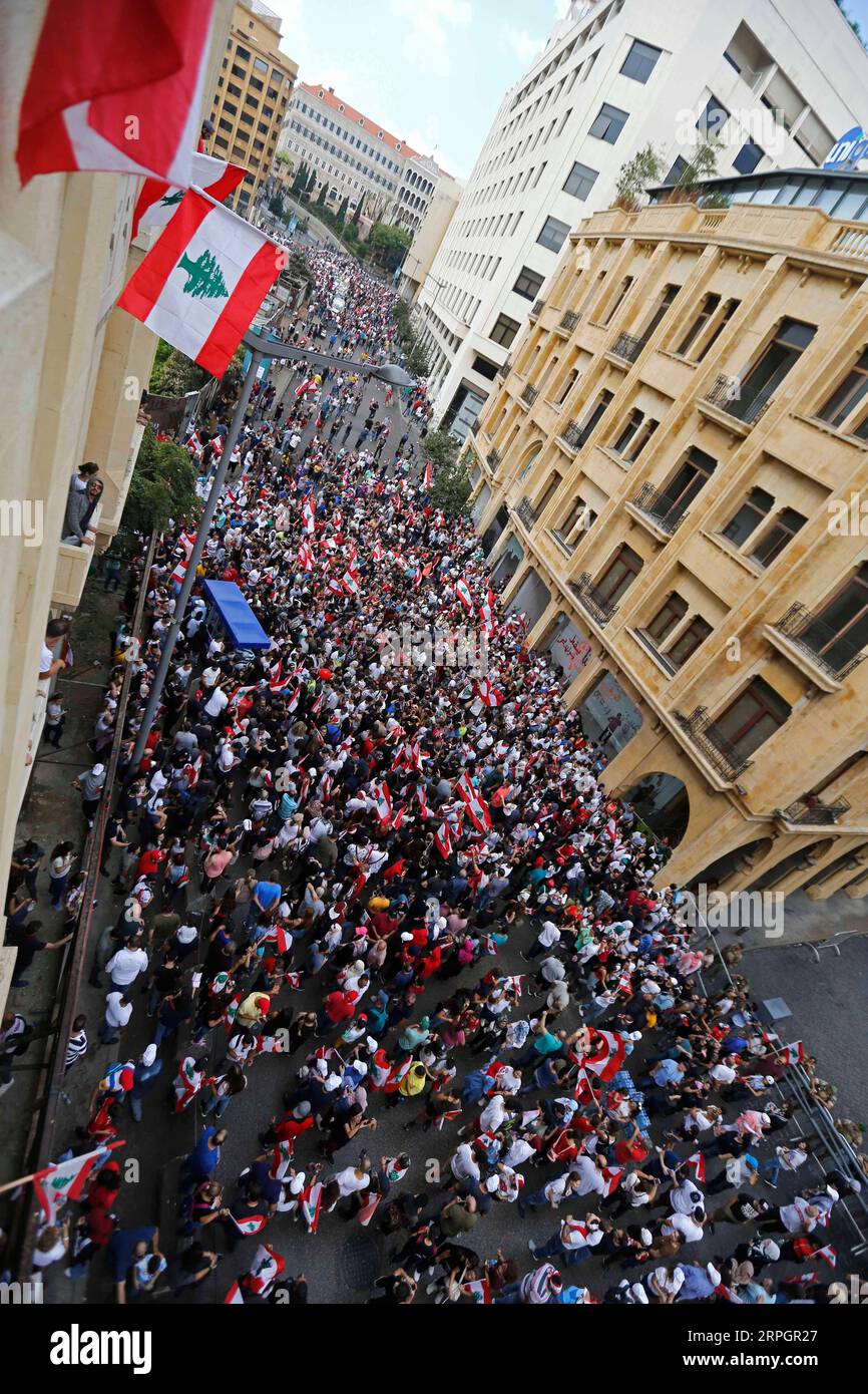 191020 -- BEYROUTH, le 20 octobre 2019 -- des gens prennent part à une manifestation dans le centre-ville de Beyrouth, Liban, le 20 octobre 2019. Les manifestations nationales se sont poursuivies au Liban pour la quatrième journée consécutive appelant à des changements majeurs dans le système politique du pays. Les manifestants ont bloqué les routes et brûlé des pneus, scandant des slogans. Des manifestations nationales ont commencé jeudi au Liban, alimentées par les plans suggérés par le gouvernement pour imposer de nouvelles taxes aux citoyens. Photo de Bilal Jawich/Xinhua LEBANON-BEIRUT-PROTEST LixLiangyong PUBLICATIONxNOTxINxCHN Banque D'Images