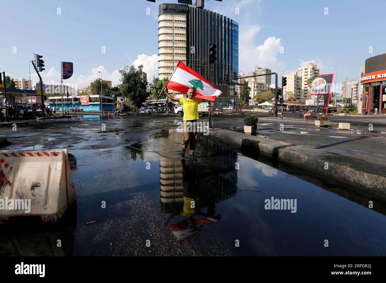 191020 -- BEYROUTH, le 20 octobre 2019 -- Un manifestant manifeste à Beyrouth, au Liban, le 20 octobre 2019. Les manifestations nationales se sont poursuivies au Liban pour la quatrième journée consécutive appelant à des changements majeurs dans le système politique du pays. Les manifestants ont bloqué les routes et brûlé des pneus, scandant des slogans. Des manifestations nationales ont commencé jeudi au Liban, alimentées par les plans suggérés par le gouvernement pour imposer de nouvelles taxes aux citoyens. Photo de Bilal Jawich/Xinhua LEBANON-BEIRUT-PROTEST LixLiangyong PUBLICATIONxNOTxINxCHN Banque D'Images