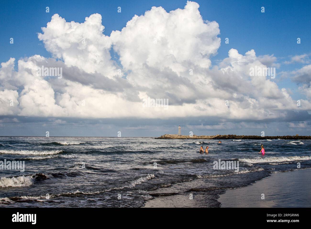 Tecolutla, Veracruz, Mexique ; 07 21 2016 ; Un groupe de Childre jouant à la plage. Tecolutla, Veracruz, Mexique. Banque D'Images