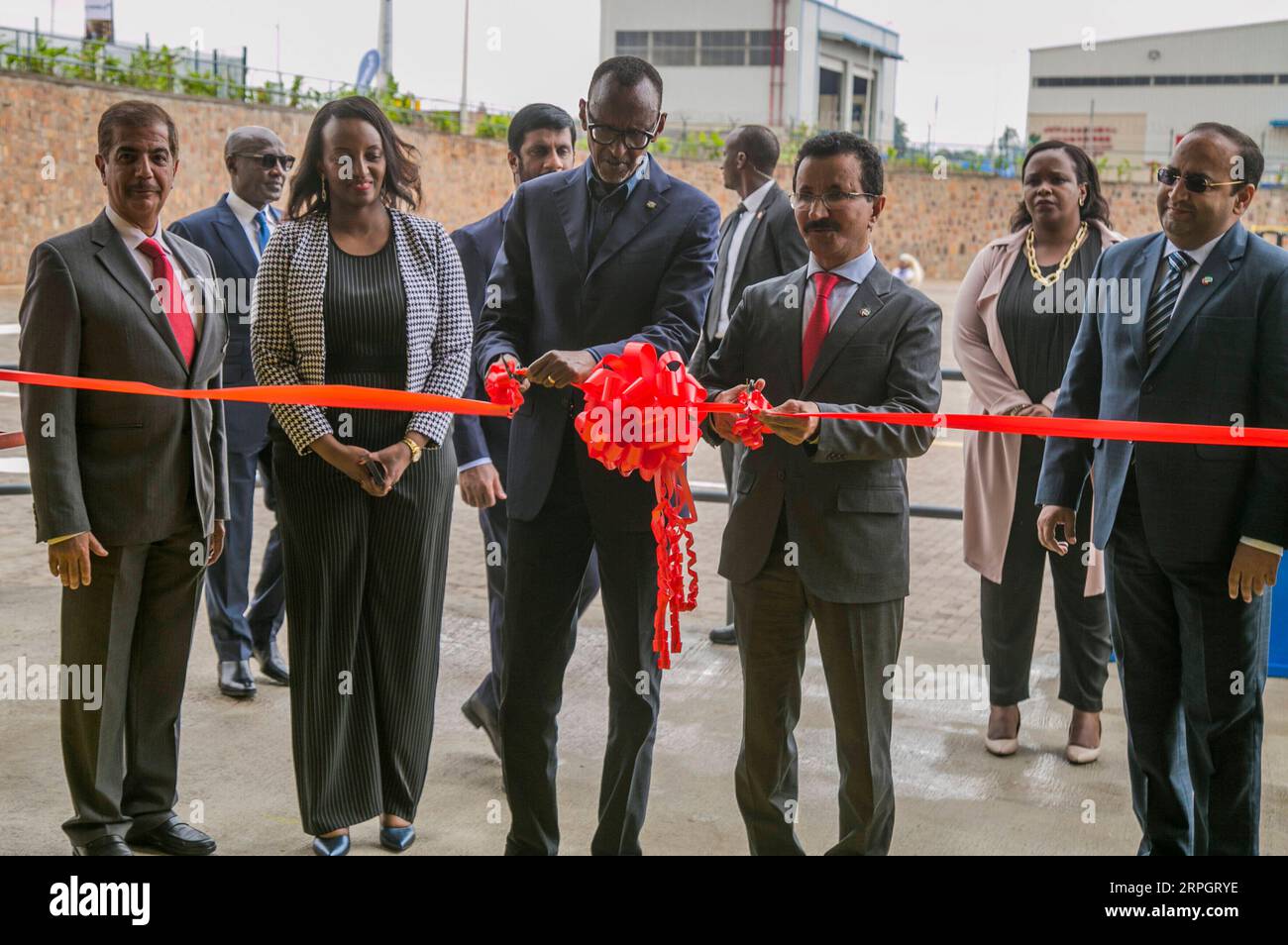 191021 -- KIGALI, le 21 octobre 2019 -- le président rwandais Paul Kagame C, le président mondial des ports de front et de Dubaï, Sultan Ahmed bin Sulayem 2nd R, a coupé le ruban de la plate-forme logistique de Kigali, au Rwanda, le 21 octobre 2019. Paul Kagame a officiellement inauguré lundi une plate-forme logistique de Kigali, le plus grand centre de manutention de fret intérieur du Rwanda, dans la capitale de Kigali, alors que le pays enclavé se propose de devenir un centre logistique régional. Photo de /Xinhua RWANDA-KIGALI-DRY PORT-INAUGURATION CyrilxNdegeya PUBLICATIONxNOTxINxCHN Banque D'Images