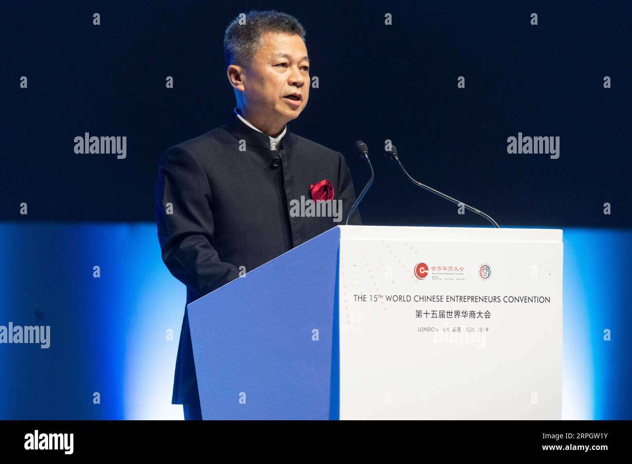 191022 -- LONDRES, le 22 octobre 2019 Xinhua -- Jimmy Zhang, dirigeant de la UK Chinese Business Association, prononce un discours à la 15e Convention mondiale des entrepreneurs chinois WCEC à Londres, Grande-Bretagne, le 22 octobre 2019. Avec les innovations technologiques en IA et 5G transformant le monde qui nous entoure, la Chine et la Grande-Bretagne peuvent explorer de près comment appliquer ces technologies dans l’éducation et les soins de santé, a déclaré mardi le prince Andrew, duc d’York. Photo Ray Tang/Xinhua BRITAIN-LONDON-CHINESE ENTREPRENEURS-WCEC PUBLICATIONxNOTxINxCHN Banque D'Images