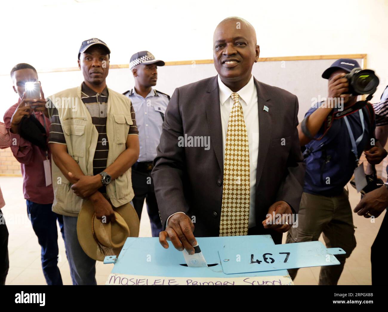 191023 -- GABORONE, 23 octobre 2019 -- le président sortant Mokgweetsi Masisi du Parti démocratique du Botswana au pouvoir vote dans un bureau de vote à Moshupa, Botswana, le 23 octobre 2019. Le Botswana a donné le coup d'envoi de sa 12e élection générale mercredi à 7 h, heure locale 0500 h GMT, avec l'ouverture des 2 296 bureaux de vote à temps dans les 57 circonscriptions. Photo de Tshekiso Tebalo/Xinhua BOTSWANA-ELECTION-VOTING yangmengxi PUBLICATIONxNOTxINxCHN Banque D'Images