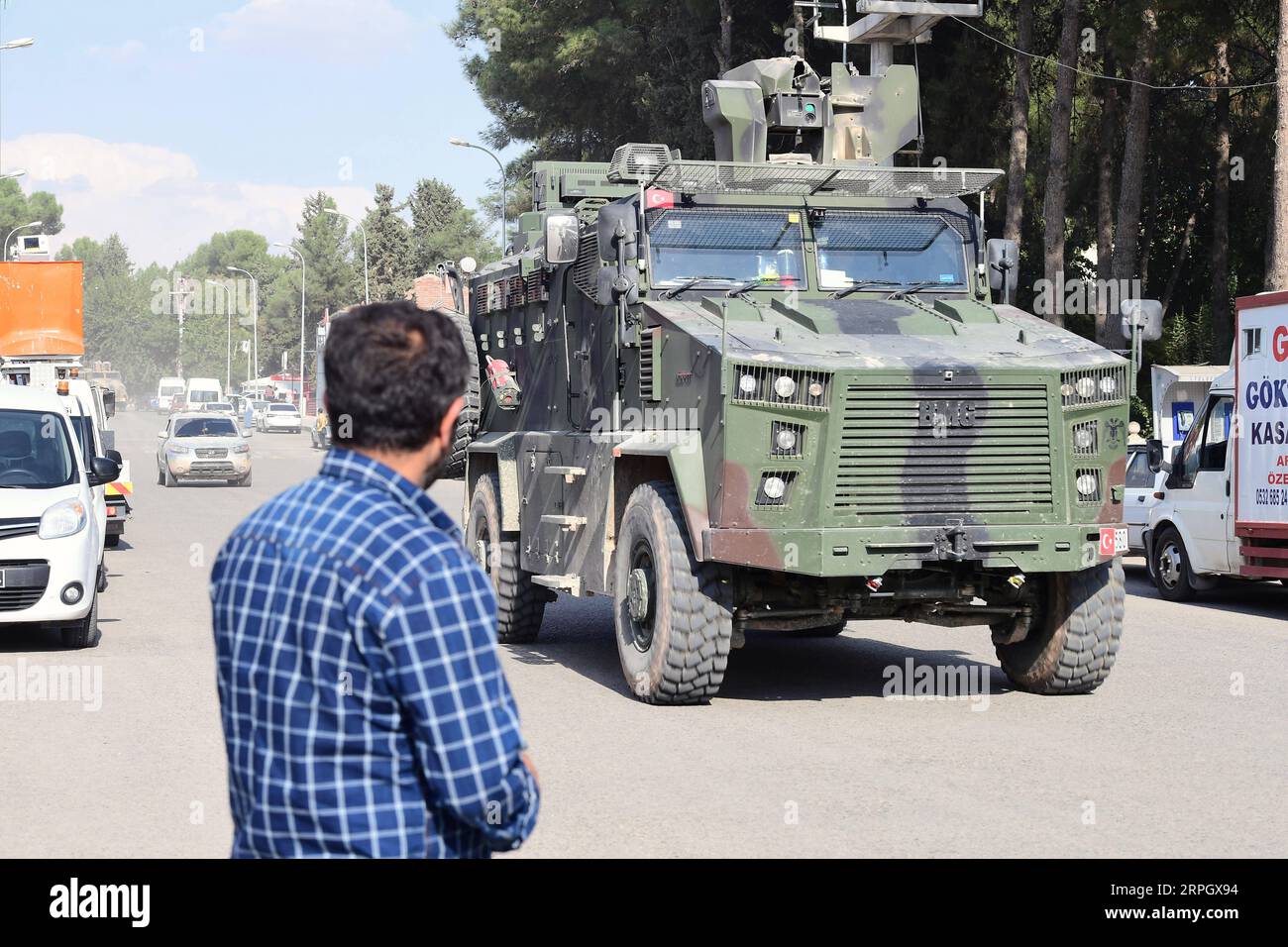 191023 -- CEYLANPINAR TURQUIE, le 23 octobre 2019 Xinhua -- un véhicule armé des forces armées turques est vu dans la ville frontalière turque de Ceylanpinar, en route vers la ville de Ras al-Ayn, au nord de la Syrie, le 23 octobre 2019. Le ministère turc de la Défense a déclaré mercredi qu'il n'y avait pas besoin d'une nouvelle opération en dehors de la zone d'opération actuelle, car les États-Unis ont confirmé que le retrait des unités de protection du peuple kurde YPG était terminé. Xinhua TURQUIE-CEYLANPINAR-SYRIE-FRONTIÈRE-TROUPES PUBLICATIONxNOTxINxCHN Banque D'Images