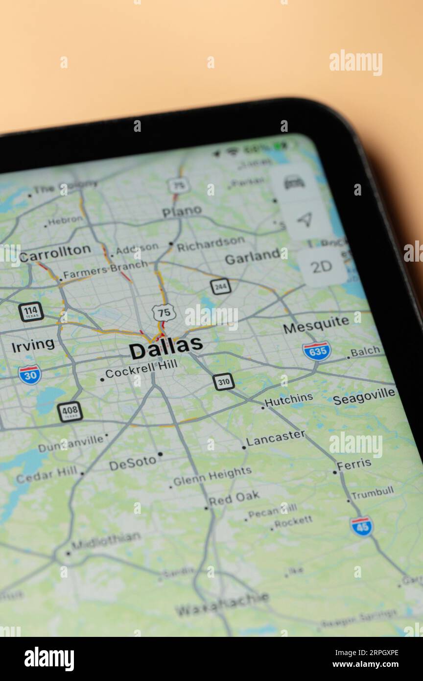 New York, États-Unis - 24 août 2023 : circulation automobile à Dallas sur l'application google Maps sur l'écran de tablette vue rapprochée Banque D'Images