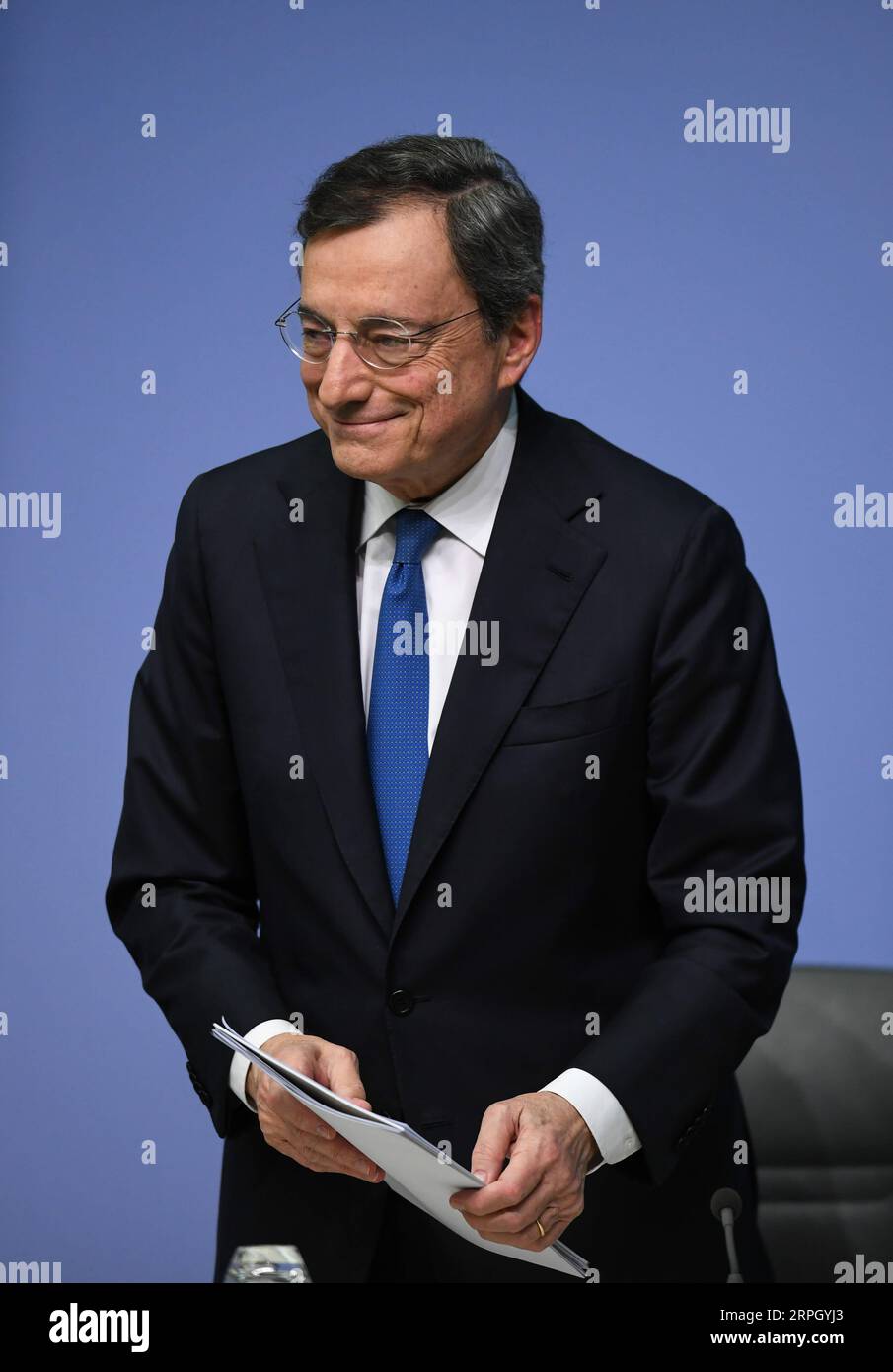 191024 -- FRANCFORT, le 24 octobre 2019 -- Mario Draghi, président de la Banque centrale européenne, quitte la BCE après une conférence de presse au siège de la BCE à Francfort, en Allemagne, le 24 octobre 2019. La Banque centrale européenne BCE a décidé jeudi de maintenir inchangés les taux directeurs de la zone euro. Le taux d’intérêt de base de la zone euro restera à 0,00 %, le taux marginal prêteur et le taux des dépôts demeurant respectivement à 0,25 % et moins 0,50 %. ALLEMAGNE-FRANCFORT-BCE-CONFÉRENCE DE PRESSE-DRAGHI LUXYANG PUBLICATIONXNOTXINXCHN Banque D'Images