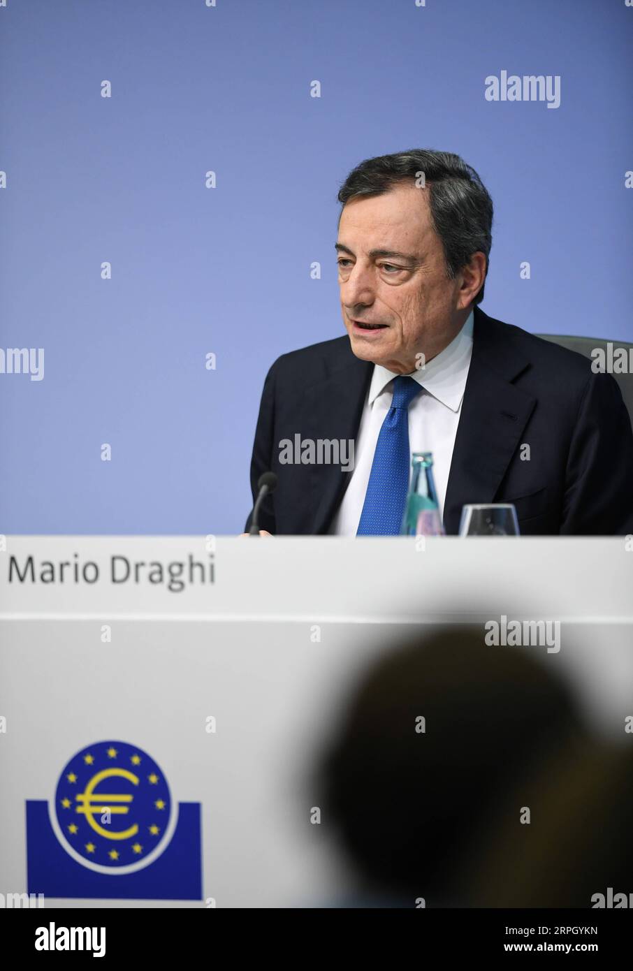 191024 -- FRANCFORT, le 24 octobre 2019 -- Mario Draghi, président de la Banque centrale européenne, prend la parole lors d'une conférence de presse au siège de la BCE à Francfort, en Allemagne, le 24 octobre 2019. La Banque centrale européenne BCE a décidé jeudi de maintenir inchangés les taux directeurs de la zone euro. Le taux d’intérêt de base de la zone euro restera à 0,00 %, le taux marginal prêteur et le taux des dépôts demeurant respectivement à 0,25 % et moins 0,50 %. ALLEMAGNE-FRANCFORT-BCE-CONFÉRENCE DE PRESSE-DRAGHI LUXYANG PUBLICATIONXNOTXINXCHN Banque D'Images