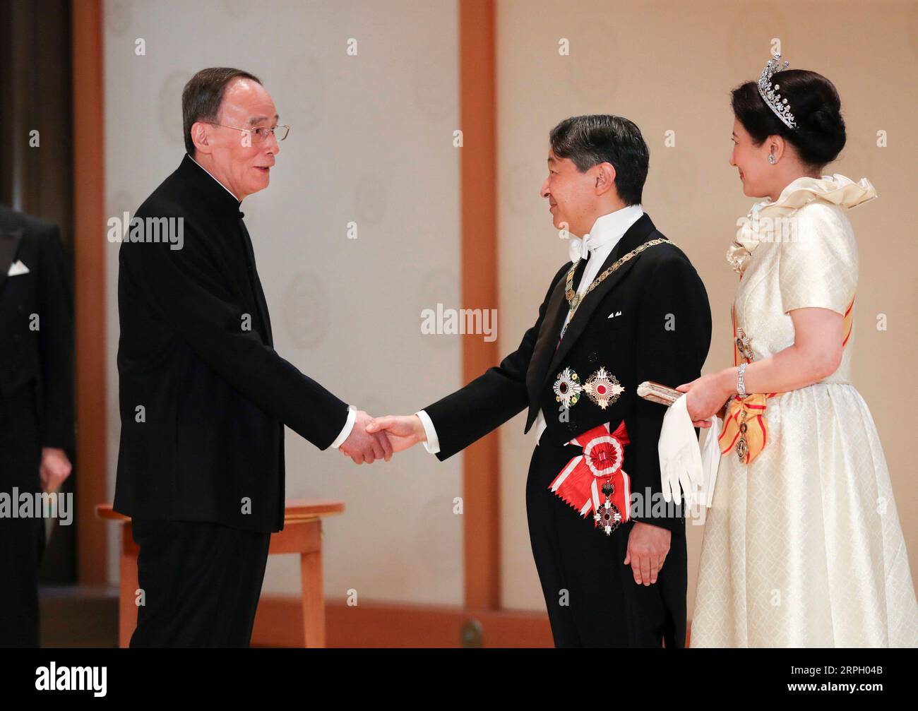191025 -- SAPPORO, 25 octobre 2019 Xinhua -- le vice-président chinois Wang Qishan L assiste à un banquet organisé par l'empereur japonais Naruhito et l'impératrice Masako à Tokyo, Japon, le 22 octobre 2019. Le vice-président chinois Wang Qishan a conclu vendredi une visite amicale fructueuse au Japon. Au cours de la visite de cinq jours en tant qu'envoyé spécial du président chinois Xi Jinping, Wang a assisté à la cérémonie d'intronisation de l'empereur japonais Naruhito. XINHUA JAPON-SAPPORO-CHINE-WANG QISHAN-VISITE PUBLICATIONXNOTXINXCHN Banque D'Images