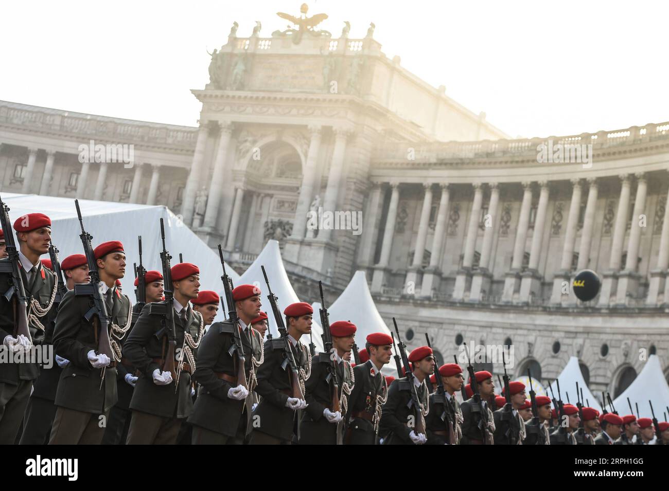 191026 -- VIENNE, le 26 octobre 2019 -- les gardes d honneur marchent en formation lors d une cérémonie le jour de la fête nationale de l Autriche à Vienne, Autriche, le 26 octobre 2019. AUTRICHE-VIENNE-FÊTE NATIONALE GuoxChen PUBLICATIONxNOTxINxCHN Banque D'Images