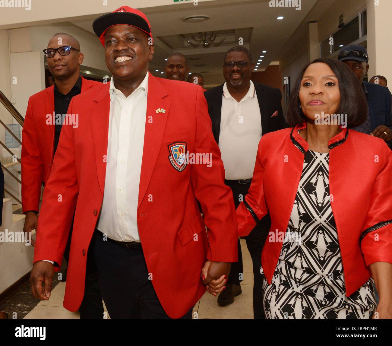 191026 -- GABORONE, 26 octobre 2019 Xinhua -- le président du Botswana, Mokgweetsi Masisi L, et son épouse, Neo Masisi, arrivent pour un point de presse à Gaborone, Botswana, le 26 octobre 2019. Le président du Botswana, Mokgweetsi Masisi, qui conservera la présidence alors que son parti au pouvoir, le BDP, a remporté les élections générales, a félicité les partis d opposition du pays pour leur rôle clé dans le bon déroulement des élections sans incidents violents. Xinhua BOTSWANA-GABORONE-MASISI PUBLICATIONxNOTxINxCHN Banque D'Images