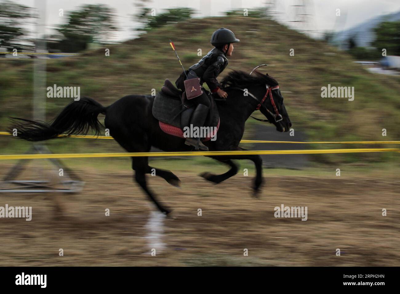 191027 -- MALANG, 27 octobre 2019 -- un archer participe à un tournoi traditionnel de tir à l'arc à cheval à Malang, Java oriental, Indonésie, le 27 octobre 2019. Photo par /Xinhua INDONESIA-MALANG-HORSE ARCHERY-TOURNAMENT BayuxNovanta PUBLICATIONxNOTxINxCHN Banque D'Images