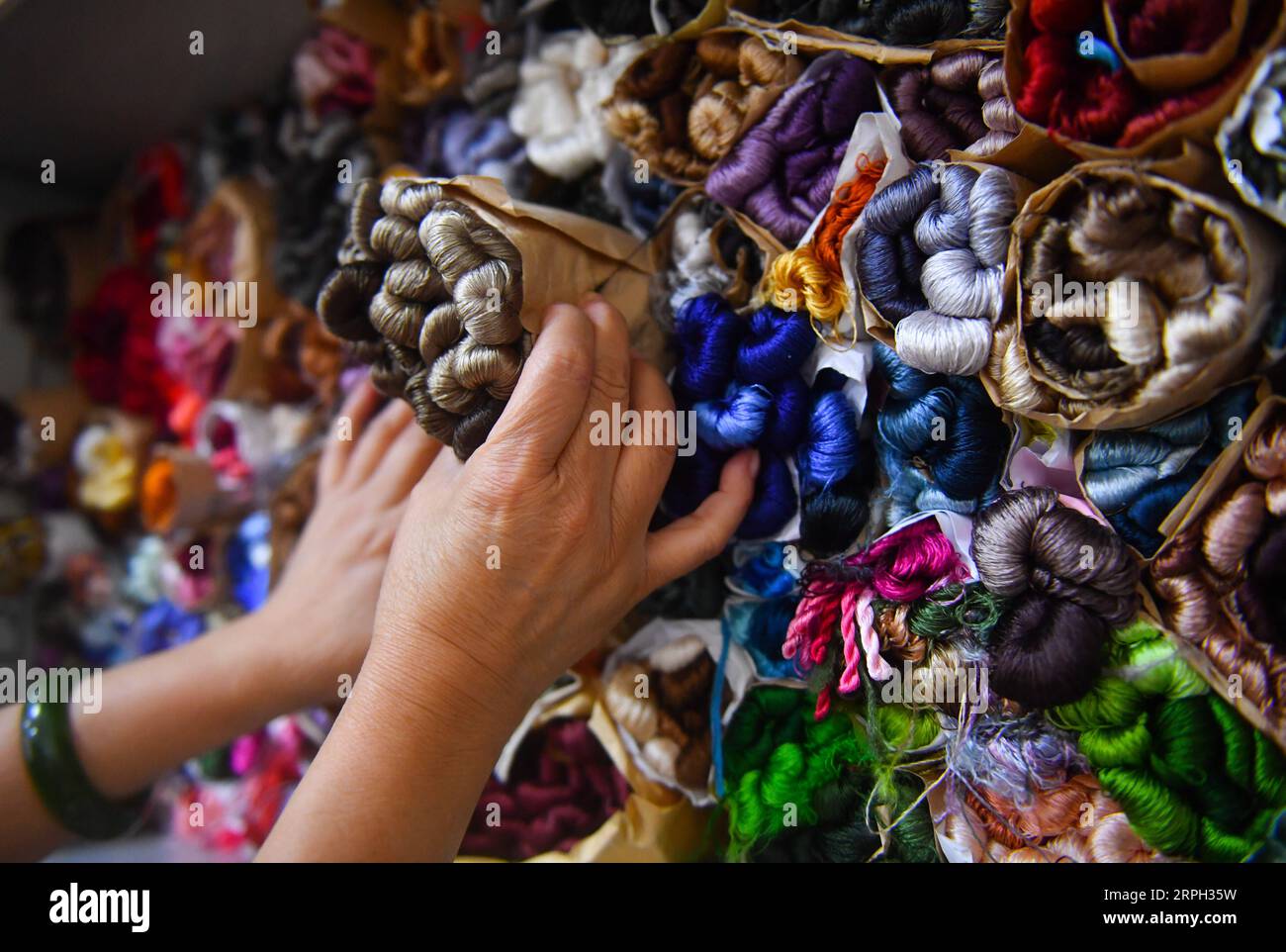 191028 -- NANCHANG, 28 octobre 2019 -- Zhang Xiaohong choisit des fils dans son atelier de Xinyu City, province du Jiangxi dans l'est de la Chine, le 23 octobre 2019. Datant de la dynastie des Song du Nord 960-1127, Xiabu, ou lin d'herbe, est une sorte de tissu fabriqué à partir de ramie. Zhang Xiaohong, 61 ans, est un héritier représentant national de la broderie Xiabu. En 2002, elle crée un atelier de broderie dans sa ville natale de Xinyu après avoir étudié à Tianjin et Suzhou. Au fil des ans, Zhang a mis à jour la qualité du tissu et a également créé six façons de points. En 2014, elle a été reconnue comme représentante nationale Banque D'Images