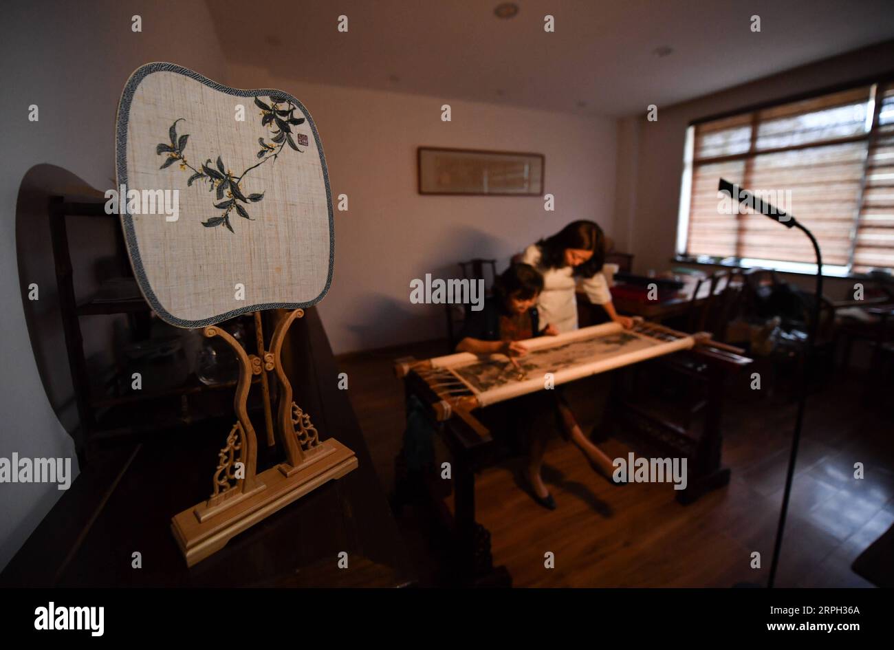 191028 -- NANCHANG, 28 octobre 2019 -- Zhang Xiaohong L broie avec un ouvrier dans son atelier de Xinyu City, province du Jiangxi dans l'est de la Chine, 23 octobre 2019. Datant de la dynastie des Song du Nord 960-1127, Xiabu, ou lin d'herbe, est une sorte de tissu fabriqué à partir de ramie. Zhang Xiaohong, 61 ans, est un héritier représentant national de la broderie Xiabu. En 2002, elle crée un atelier de broderie dans sa ville natale de Xinyu après avoir étudié à Tianjin et Suzhou. Au fil des ans, Zhang a mis à jour la qualité du tissu et a également créé six façons de points. En 2014, elle a été reconnue comme la nation Banque D'Images