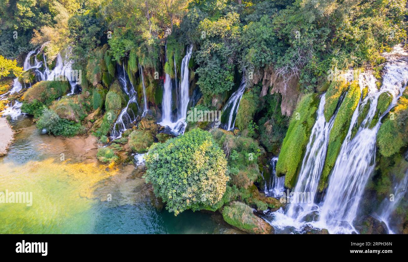 Vue aérienne des ruisseaux de cascade de la forêt karstique de Kravica avec lac au premier plan, rivière Trebizat, Bosnie-Herzégovine Banque D'Images