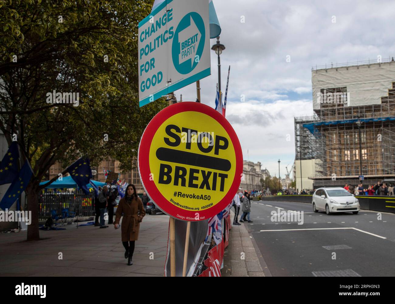 191028 -- LONDRES, 28 octobre 2019 -- une photo prise le 28 octobre 2019 montre deux pancartes avec des slogans Brexit et anti-Brexit devant les chambres du Parlement à Londres, en Grande-Bretagne. Lundi, la Chambre des communes britannique a voté contre une motion du gouvernement réclamant des élections générales anticipées le 12 décembre. GRANDE-BRETAGNE-LONDRES-VOTE-ÉLECTION GÉNÉRALE ANTICIPÉE HANXYAN PUBLICATIONXNOTXINXCHN Banque D'Images