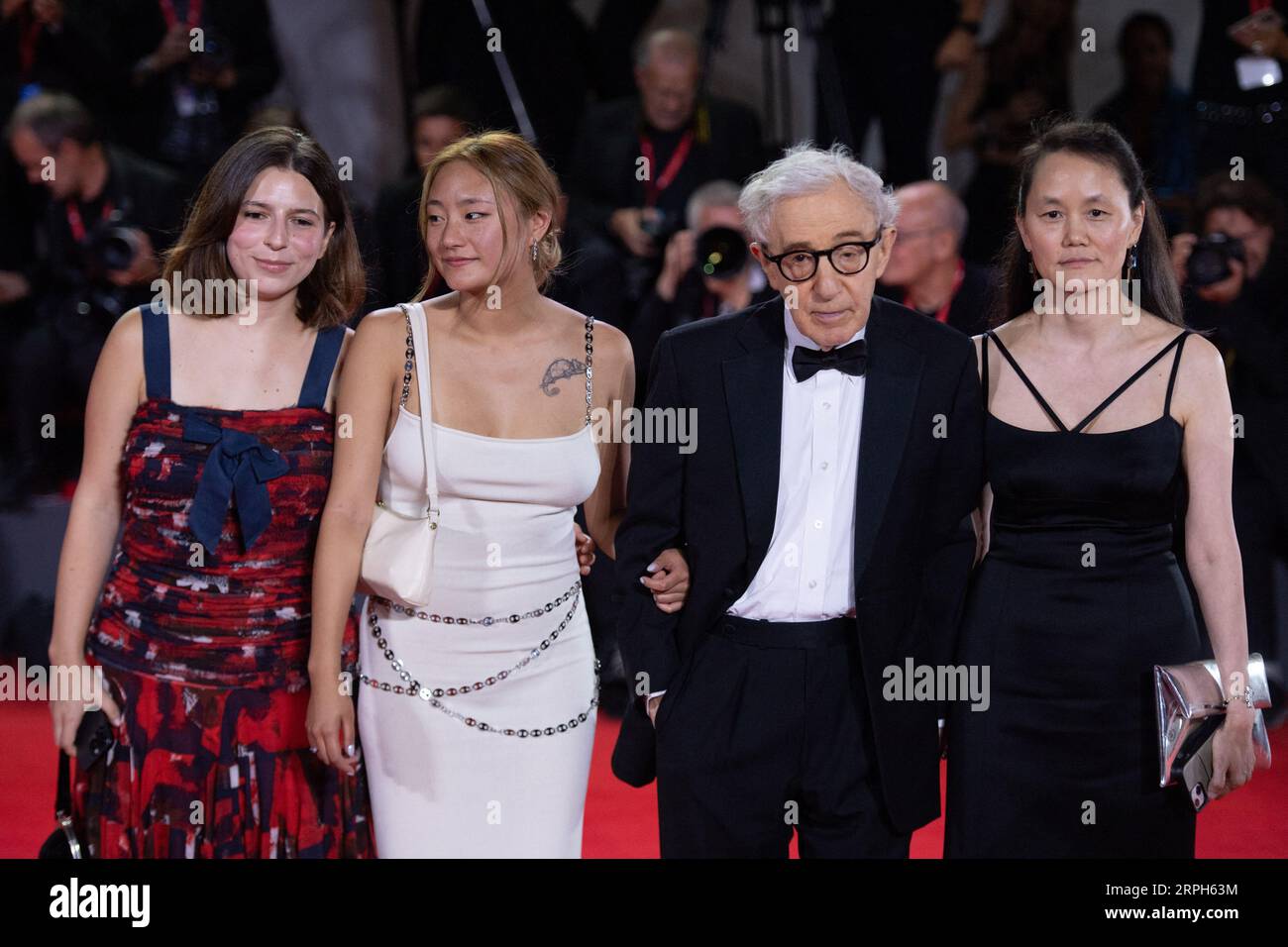 Venise, Italie. 04 septembre 2023. Woody Allen avec sa femme Soon-Yi Previn et ses enfants Bechet Allen et Manzie Tio Allen participant à la première coup de chance dans le cadre du 80e Festival du film de Venise (Mostra) à Venise, en Italie, le 04 septembre 2023. Photo Aurore Marechal/ABACAPRESS.COM crédit : Abaca Press/Alamy Live News Banque D'Images