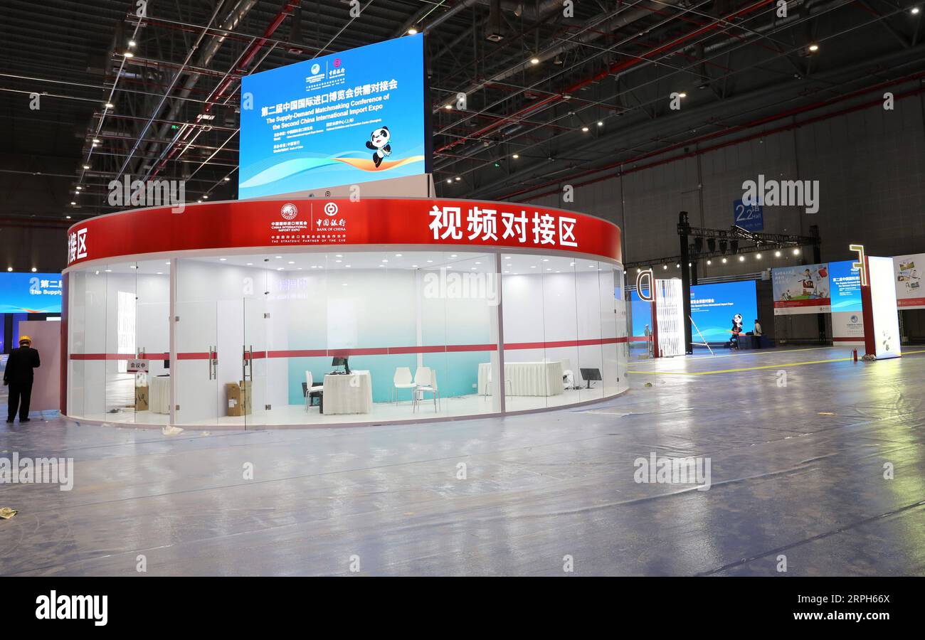 191031 -- SHANGHAI, 31 octobre 2019 -- la photo prise le 31 octobre 2019 montre la zone de jumelage vidéo de la zone de conférence de la Conférence de jumelage offre-demande de la deuxième China International Import Expo CIIE au National Exhibition and Convention Center de Shanghai, dans l'est de la Chine. Le lieu de la conférence de matchmaking offre-demande et le centre des médias du CIIE sont presque terminés et prêts à fournir des services aux journalistes et aux participants de l'expo. CHINE-SHANGHAI-CIIE PRÉPARATION DU LIEU CN FANGXZHE PUBLICATIONXNOTXINXCHN Banque D'Images
