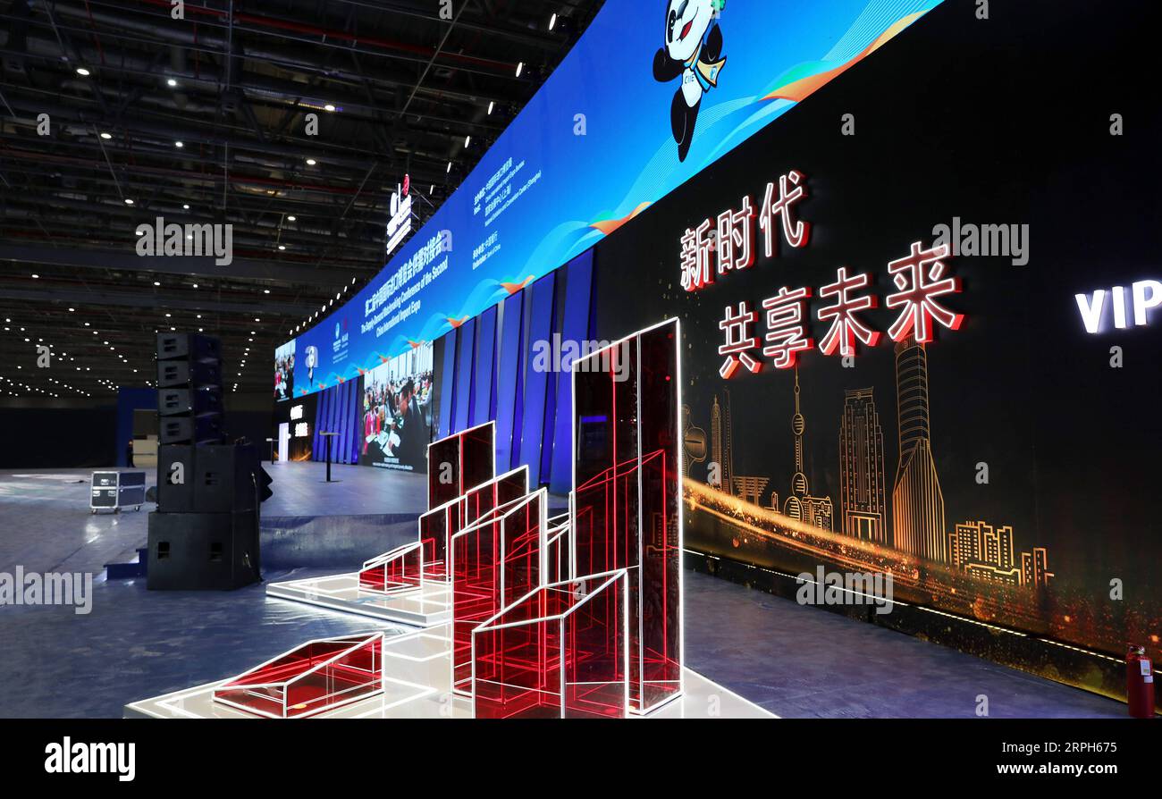 191031 -- SHANGHAI, le 31 octobre 2019 -- une photo prise le 31 octobre 2019 montre un écran géant dans la zone de conférence de la conférence de matchmaking offre-demande de la deuxième exposition internationale d'importation de Chine CIIE au Centre national d'exposition et de congrès de Shanghai, dans l'est de la Chine. Le lieu de la conférence de matchmaking offre-demande et le centre des médias du CIIE sont presque terminés et prêts à fournir des services aux journalistes et aux participants de l'expo. CHINE-SHANGHAI-CIIE PRÉPARATION DU LIEU CN FANGXZHE PUBLICATIONXNOTXINXCHN Banque D'Images