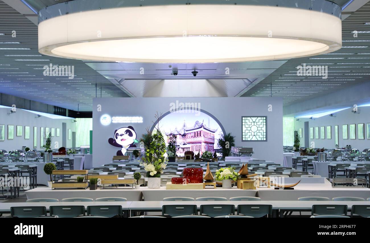 191031 -- SHANGHAI, 31 octobre 2019 -- une photo prise le 31 octobre 2019 montre une vue intérieure de la salle à manger du Media Center de la deuxième China International Import Expo CIIE au National Exhibition and Convention Center de Shanghai, dans l'est de la Chine. Le lieu de la conférence de matchmaking offre-demande et le centre des médias du CIIE sont presque terminés et prêts à fournir des services aux journalistes et aux participants de l'expo. CHINE-SHANGHAI-CIIE PRÉPARATION DU LIEU CN FANGXZHE PUBLICATIONXNOTXINXCHN Banque D'Images