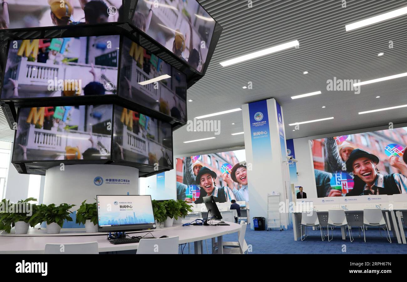 191031 -- SHANGHAI, le 31 octobre 2019 -- Une vidéo publicitaire sur Shanghai est diffusée sur l'écran du Media Center de la deuxième China International Import Expo CIIE au National Exhibition and Convention Center de Shanghai, dans l'est de la Chine, le 31 octobre 2019. Le lieu de la conférence de matchmaking offre-demande et le centre des médias du CIIE sont presque terminés et prêts à fournir des services aux journalistes et aux participants de l'expo. CHINE-SHANGHAI-CIIE PRÉPARATION DU LIEU CN FANGXZHE PUBLICATIONXNOTXINXCHN Banque D'Images