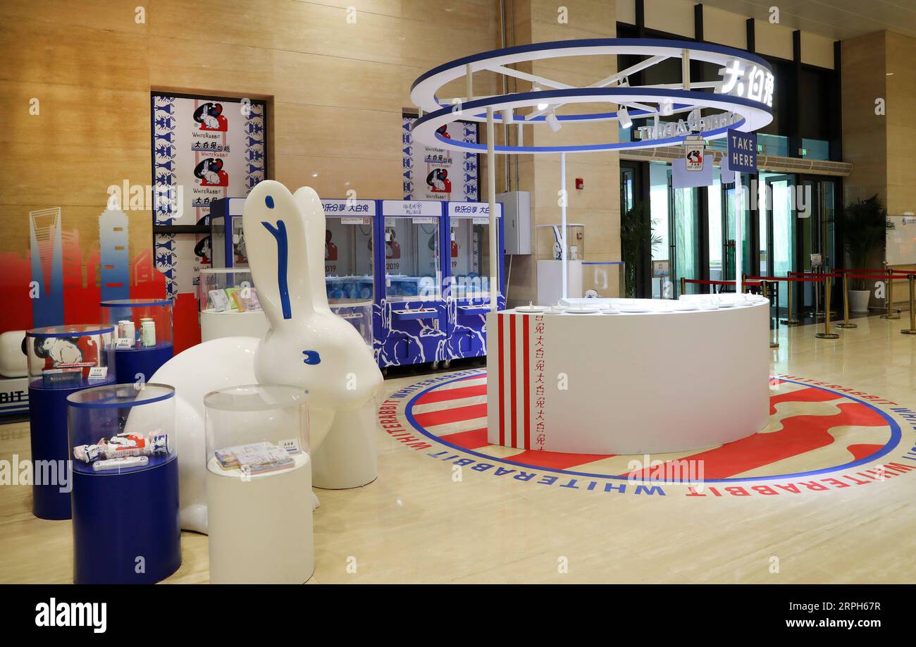 191031 -- SHANGHAI, 31 octobre 2019 -- une photo prise le 31 octobre 2019 montre un stand de promotion de la bonbon au lait White Rabbit devant la salle à manger du Media Center de la deuxième China International Import Expo CIIE au Centre national d'exposition et de congrès de Shanghai, dans l'est de la Chine. Le lieu de la conférence de matchmaking offre-demande et le centre des médias du CIIE sont presque terminés et prêts à fournir des services aux journalistes et aux participants de l'expo. CHINE-SHANGHAI-CIIE PRÉPARATION DU LIEU CN FANGXZHE PUBLICATIONXNOTXINXCHN Banque D'Images