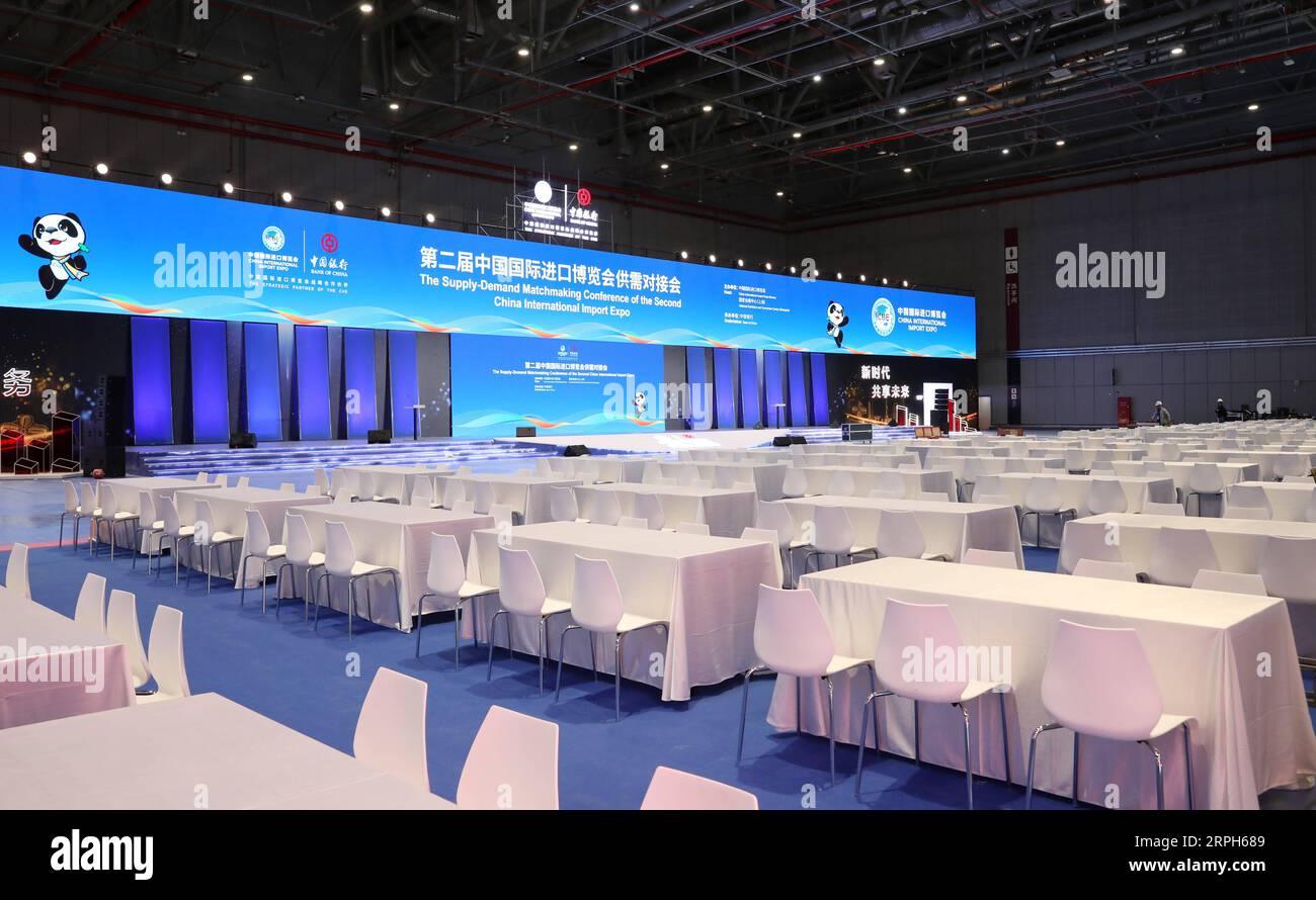 191031 -- SHANGHAI, 31 octobre 2019 -- une photo prise le 31 octobre 2019 montre la zone de conférence de la Conférence de matchmaking offre-demande de la deuxième China International Import Expo CIIE au National Exhibition and Convention Center de Shanghai, dans l'est de la Chine. Le lieu de la conférence de matchmaking offre-demande et le centre des médias du CIIE sont presque terminés et prêts à fournir des services aux journalistes et aux participants de l'expo. CHINE-SHANGHAI-CIIE PRÉPARATION DU LIEU CN FANGXZHE PUBLICATIONXNOTXINXCHN Banque D'Images