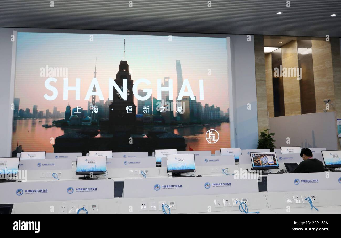191031 -- SHANGHAI, le 31 octobre 2019 -- Un technicien travaille au Media Center de la deuxième China International Import Expo CIIE au National Exhibition and Convention Center de Shanghai, dans l'est de la Chine, le 31 octobre 2019. Le lieu de la conférence de matchmaking offre-demande et le centre des médias du CIIE sont presque terminés et prêts à fournir des services aux journalistes et aux participants de l'expo. CHINE-SHANGHAI-CIIE PRÉPARATION DU LIEU CN FANGXZHE PUBLICATIONXNOTXINXCHN Banque D'Images