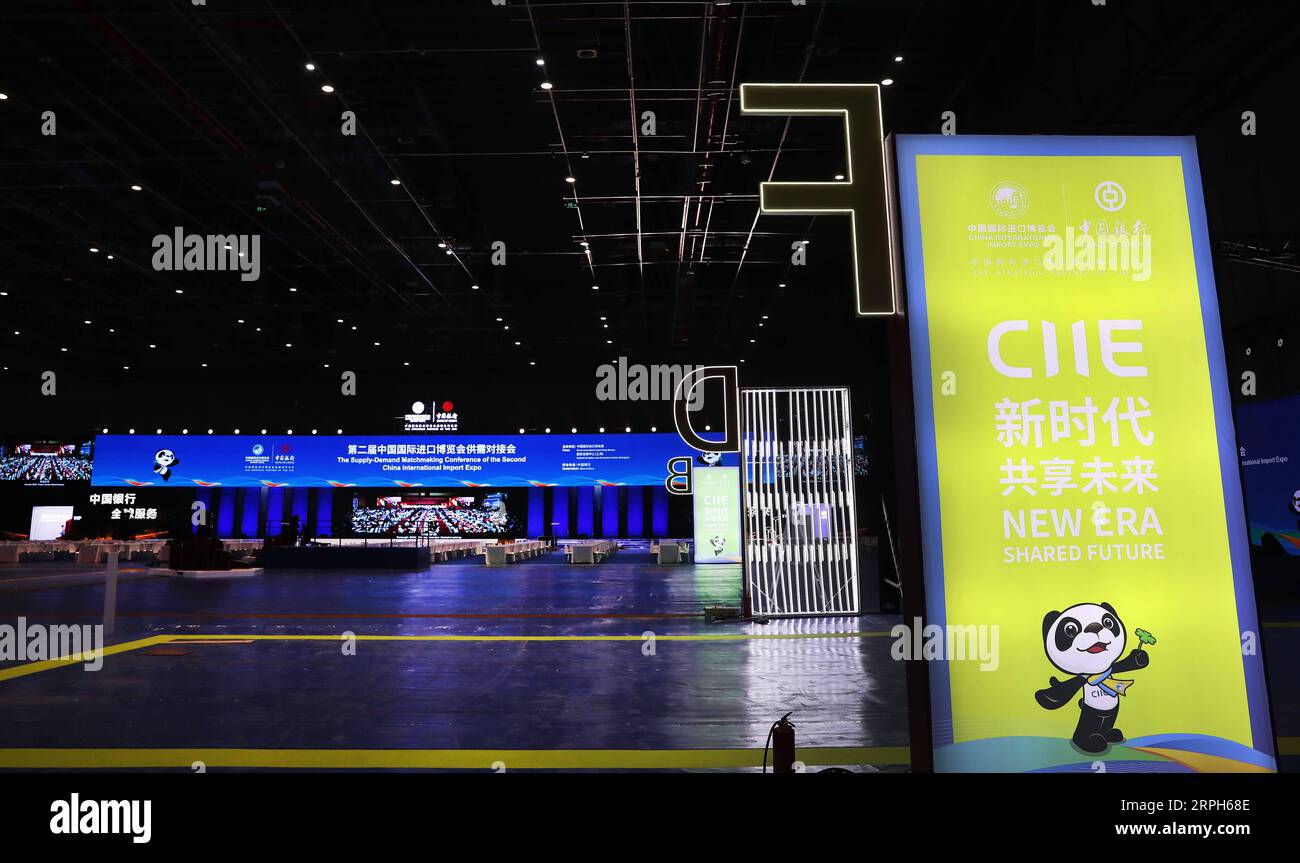 191031 -- SHANGHAI, 31 octobre 2019 -- la photo prise le 31 octobre 2019 montre une vue intérieure de la zone de conférence de la Conférence de matchmaking offre-demande de la deuxième China International Import Expo CIIE au National Exhibition and Convention Center de Shanghai. Le lieu de la conférence de matchmaking offre-demande et le centre des médias du CIIE sont presque terminés et prêts à fournir des services aux journalistes et aux participants de l'expo. CHINE-SHANGHAI-CIIE PRÉPARATION DU LIEU CN FANGXZHE PUBLICATIONXNOTXINXCHN Banque D'Images