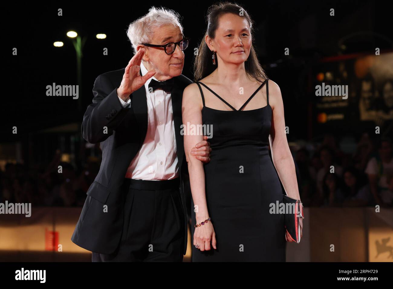 Lido Di Venezia, Italie. 04 septembre 2023. Woody Allen et Soon-Yi Previn assistent à un tapis rouge pour le film « coup de chance » au 80e Festival international du film de Venise le 04 septembre 2023 à Venise, en Italie. © photo : Cinzia Camela. Crédit : Live Media Publishing Group/Alamy Live News Banque D'Images