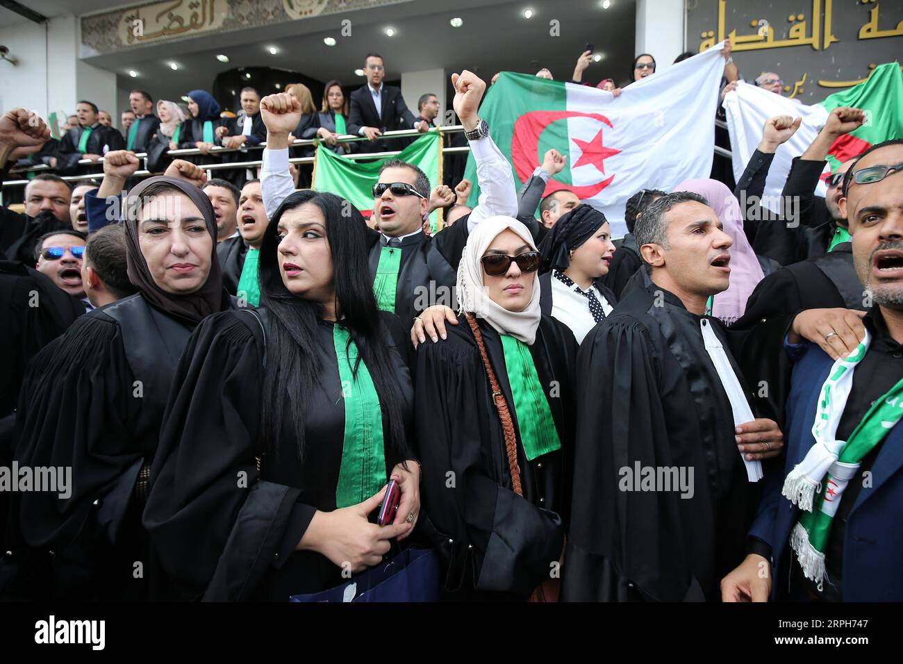 Actualités Bilder des Tages 191101 -- ALGER, le 1 novembre 2019 Xinhua -- des juges et procureurs algériens manifestent contre l'ingérence de l'exécutif dans le système judiciaire à la Cour suprême d'Alger, Algérie, le 31 octobre 2019. Xinhua ALGERIA-ALGER-MAGISTRAT-PROTEST PUBLICATIONxNOTxINxCHN Banque D'Images