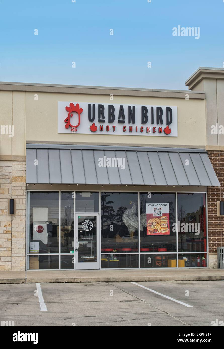 Humble, Texas USA 02-26-2023: Urban Bird Hot Chicken extérieur de la boutique à humble, TX. Restaurant de restauration rapide local dans une galerie marchande locale. Banque D'Images