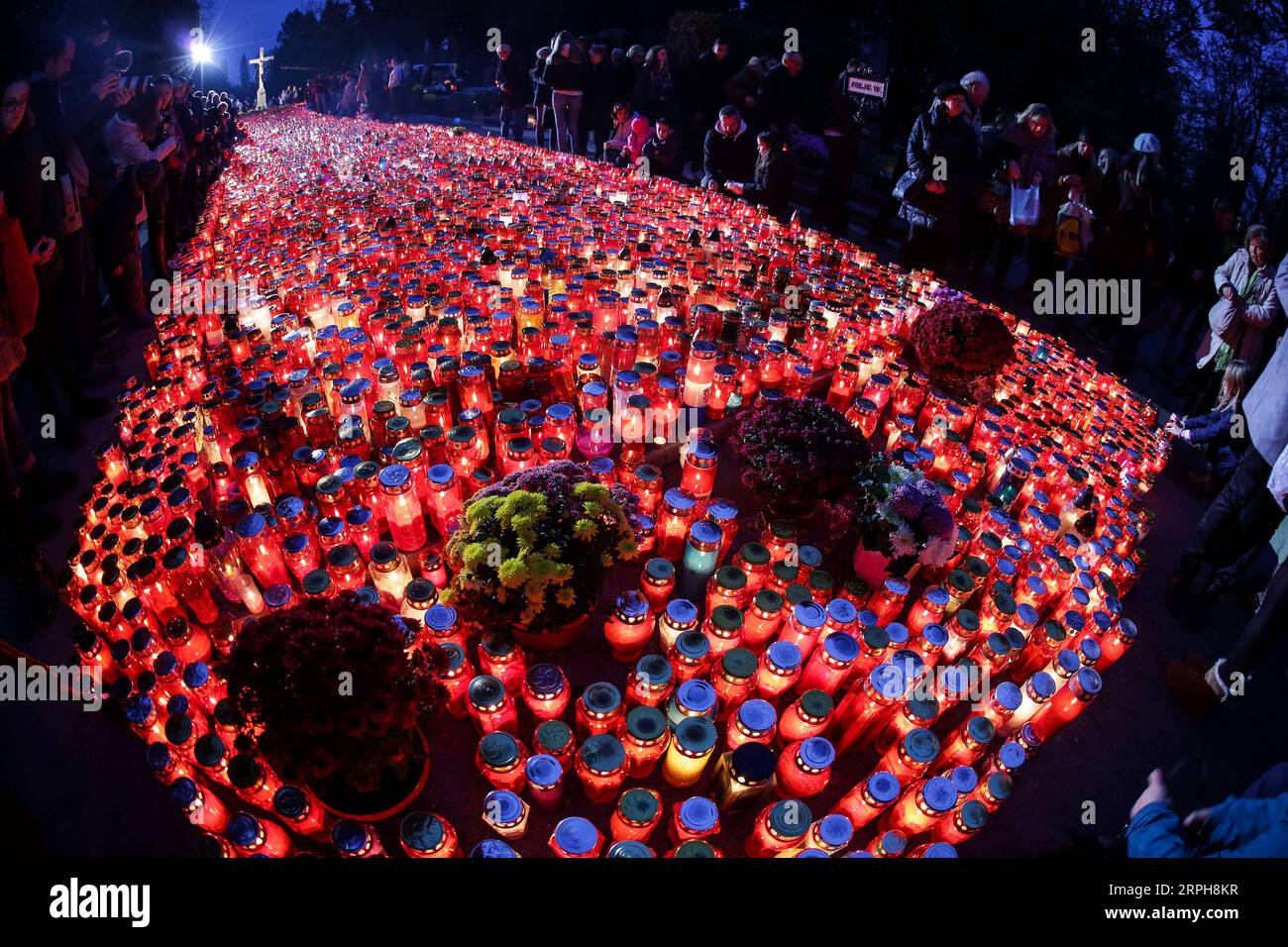 191102 -- BEIJING, le 2 novembre 2019 -- des gens rendent hommage au défunt au cimetière Mirogoj à Zagreb, Croatie, le 1 novembre 2019. /Pixsell via Xinhua XINHUA PHOTOS DU JOUR MarinxTironi PUBLICATIONxNOTxINxCHN Banque D'Images