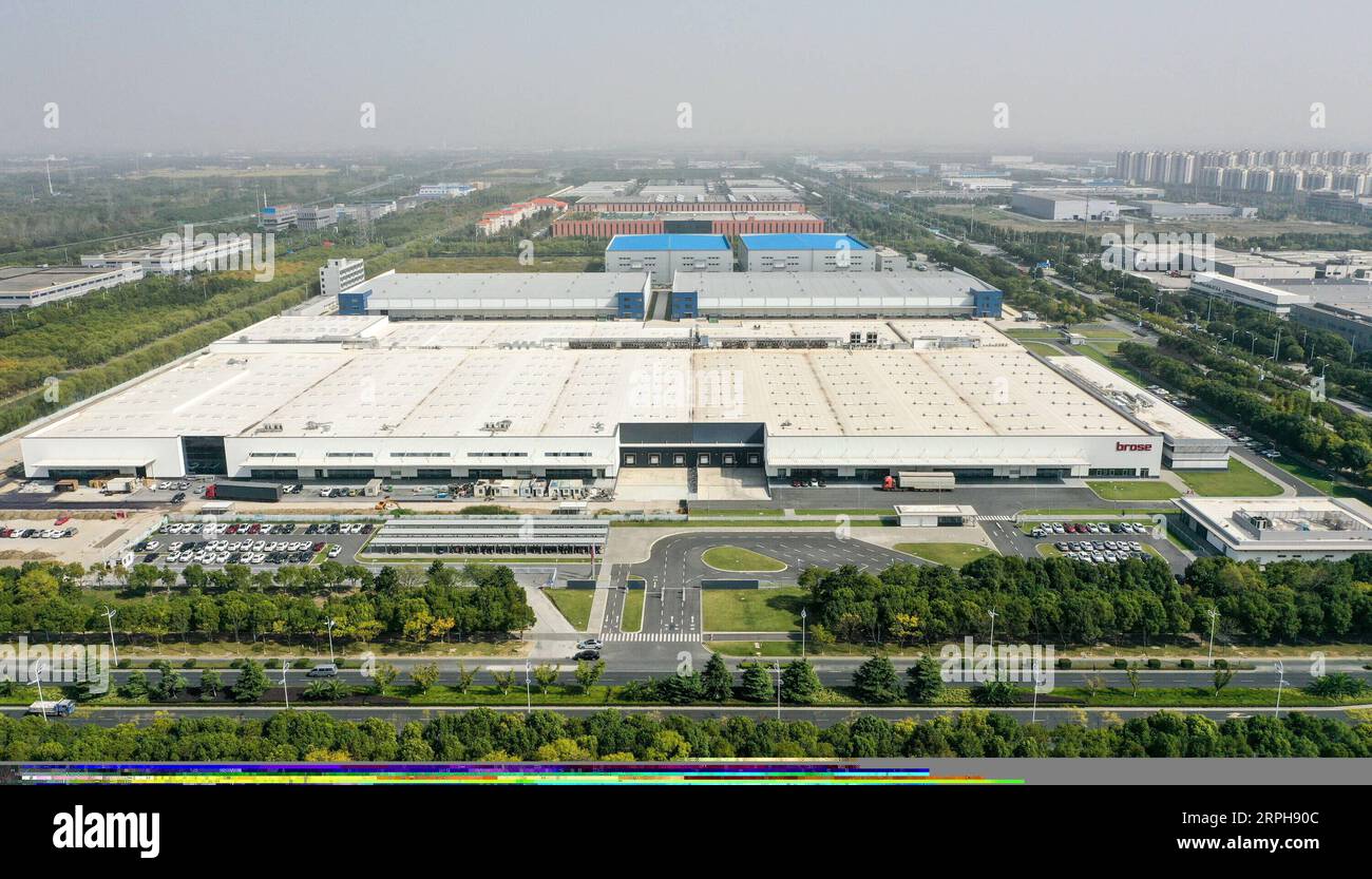 191102 -- TAICANG, 2 novembre 2019 -- une photo aérienne montre une usine de Brose à Taicang, dans la province de Jiangsu, dans l'est de la Chine, le 30 octobre 2019. Taicang a fait de grands efforts pour améliorer l'environnement des affaires en facilitant les procédures administratives pour les entreprises, y compris l'enregistrement, l'approbation des projets et l'enregistrement fiscal ces dernières années. En conséquence, Taicang a attiré des investissements de plus de 1 500 entreprises étrangères. CHINE-JIANGSU-TAICANG-ÉCONOMIE CN LixBo PUBLICATIONxNOTxINxCHN Banque D'Images
