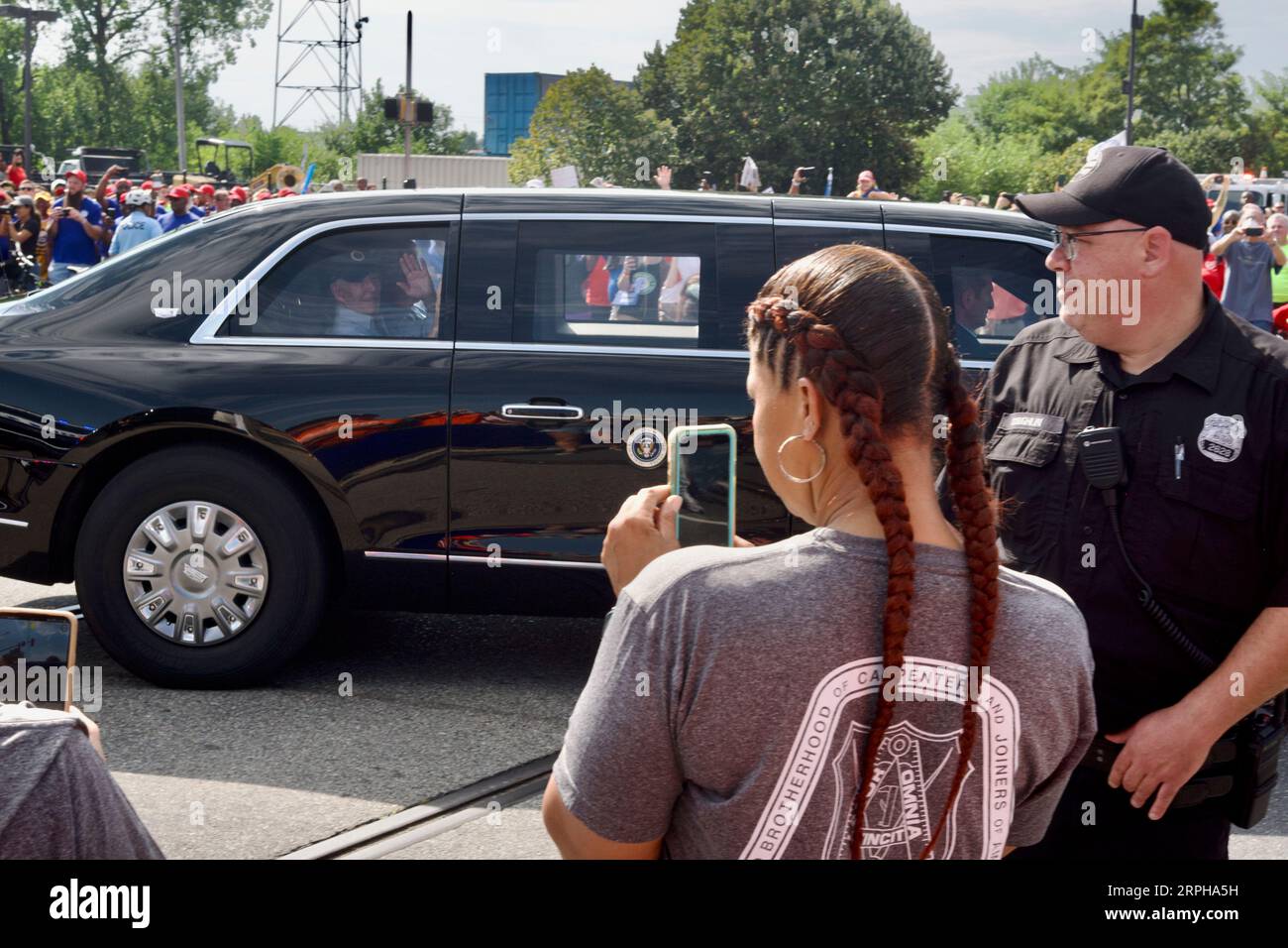 Philadelphie, États-Unis. 04 septembre 2023. Les participants au défilé de la fête du travail des trois États attendent le passage du cortège présidentiel avant de marcher le long du Christopher Columbus Boulevard à Philadelphie, PA, États-Unis, le 4 septembre 2023. Le président américain Joe Biden a donné le coup d'envoi de la parade annuelle par un discours au Hall du syndicat local 19 des travailleurs de la tôlerie. Crédit : OgImages/Alamy Live News Banque D'Images