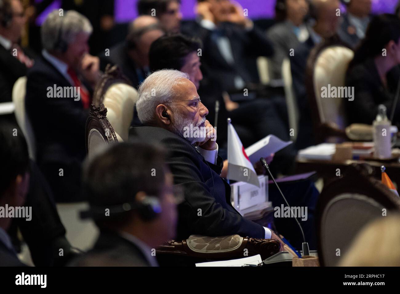 191104 -- BANGKOK, le 4 novembre 2019 -- le Premier ministre indien Narendra Modi assiste au 14e Sommet de l'Asie de l'est à Bangkok, Thaïlande, le 4 novembre 2019. Le sommet est un événement régional annuel réunissant 10 membres de l'Association des nations de l'Asie du Sud-est ASEAN, ainsi que la Chine, le Japon, la Corée du Sud, l'Inde, l'Australie, nouvelle-Zélande, Russie et États-Unis. SOMMET THAÏLANDE-BANGKOK-ASIE DE L'EST ZhuxWei PUBLICATIONxNOTxINxCHN Banque D'Images