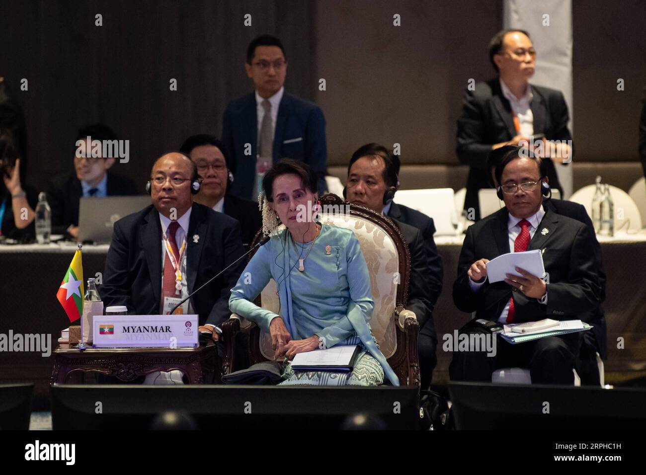 191104 -- BANGKOK, le 4 novembre 2019 -- Aung San Suu Kyi C, conseillère d'État du Myanmar, participe au 14e Sommet de l'Asie de l'est à Bangkok, Thaïlande, le 4 novembre 2019. Le sommet est un événement régional annuel réunissant 10 membres de l'Association des nations de l'Asie du Sud-est ASEAN, ainsi que la Chine, le Japon, la Corée du Sud, l'Inde, l'Australie, nouvelle-Zélande, Russie et États-Unis. SOMMET THAÏLANDE-BANGKOK-ASIE DE L'EST ZhuxWei PUBLICATIONxNOTxINxCHN Banque D'Images