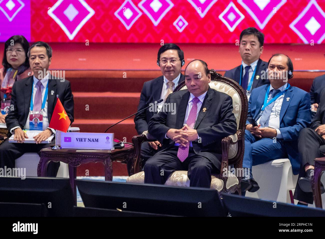 191104 -- BANGKOK, le 4 novembre 2019 -- le Premier ministre vietnamien Nguyen Xuan Phuc participe au 14e Sommet de l'Asie de l'est à Bangkok, Thaïlande, le 4 novembre 2019. Le sommet est un événement régional annuel réunissant 10 membres de l'Association des nations de l'Asie du Sud-est ASEAN, ainsi que la Chine, le Japon, la Corée du Sud, l'Inde, l'Australie, nouvelle-Zélande, Russie et États-Unis. SOMMET THAÏLANDE-BANGKOK-ASIE DE L'EST ZhuxWei PUBLICATIONxNOTxINxCHN Banque D'Images