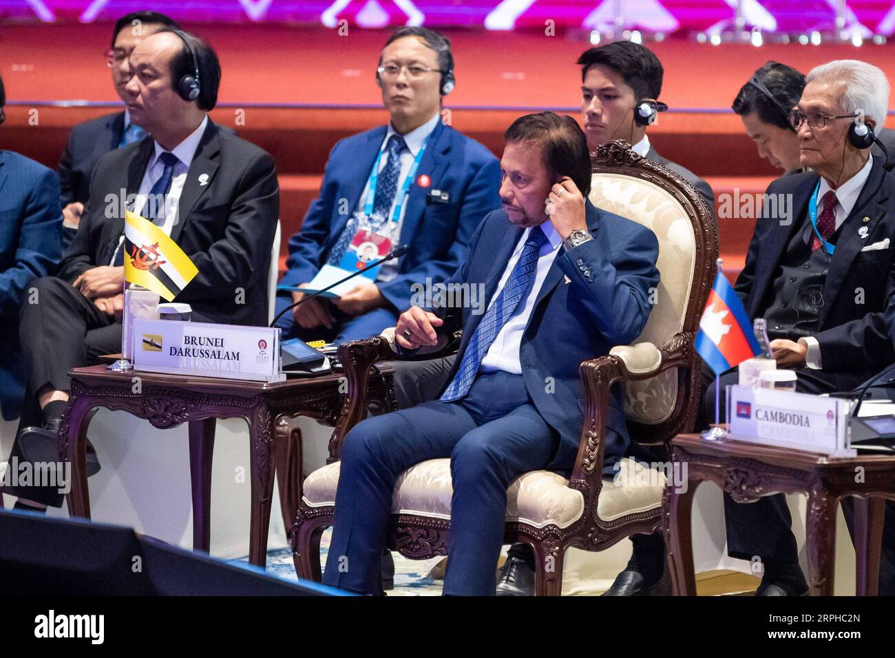 191104 -- BANGKOK, le 4 novembre 2019 -- Brunei Sultan Haji Hassanal Bolkiah Front participe au 14e Sommet de l'Asie de l'est à Bangkok, Thaïlande, le 4 novembre 2019. Le sommet est un événement régional annuel réunissant 10 membres de l'Association des nations de l'Asie du Sud-est ASEAN, ainsi que la Chine, le Japon, la Corée du Sud, l'Inde, l'Australie, nouvelle-Zélande, Russie et États-Unis. SOMMET THAÏLANDE-BANGKOK-ASIE DE L'EST ZhuxWei PUBLICATIONxNOTxINxCHN Banque D'Images