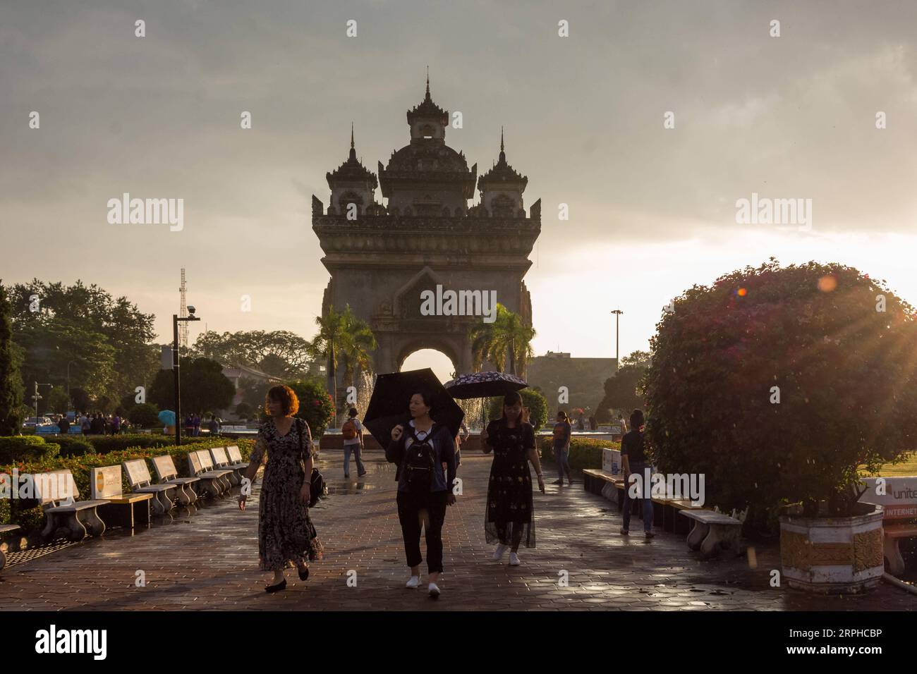 191105 -- VIENTIANE, 5 novembre 2019 -- les touristes marchent devant le Patuxay à Vientiane, Laos, le 4 novembre 2019. Le Patuxay a été construit au cœur de la capitale lao dans les années 1950 et 1960 pour commémorer les martyrs qui ont combattu pour le pays. Photo Kaikeo Saiyasane/Xinhua LAOS-VIENTIANE-PATUXAY ZhangxJianhua PUBLICATIONxNOTxINxCHN Banque D'Images