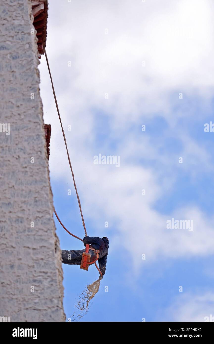 191106 -- LHASSA, 6 novembre 2019 Xinhua -- Un ouvrier participe au blanchissage de l'extérieur du palais du Potala à Lhassa, dans la région autonome du Tibet du sud-ouest de la Chine, le 1 novembre 2019. Chaque année, des ouvriers et des centaines de bénévoles locaux se réunissent au palais du Potala à Lhassa pour donner un coup de fouet à l'ancien palais. Le palais vieux de 1 300 ans est un point de repère de Lhassa. Il a accueilli 1,45 millions de touristes en 2017. Le palais a été inscrit sur la liste du patrimoine mondial de l'UNESCO en 1994. Il faut généralement environ une douzaine de jours pour peindre le palais en préparation du prochain Lhabab Duchen, qui est cru t Banque D'Images