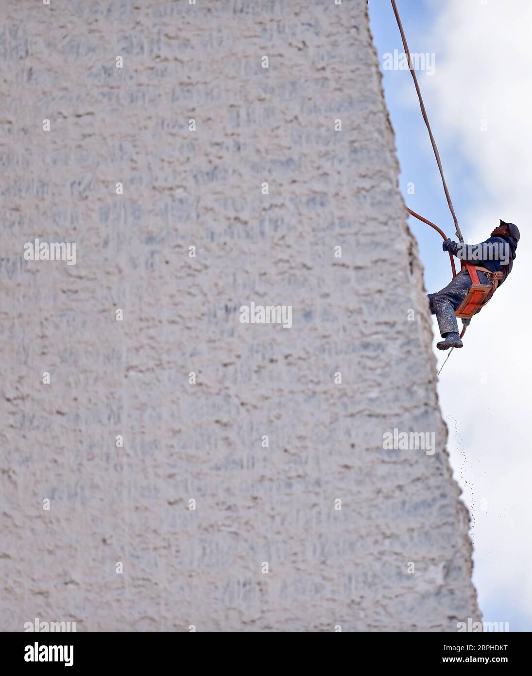 191106 -- LHASSA, 6 novembre 2019 Xinhua -- Un ouvrier participe au blanchissage de l'extérieur du palais du Potala à Lhassa, dans la région autonome du Tibet du sud-ouest de la Chine, le 1 novembre 2019. Chaque année, des ouvriers et des centaines de bénévoles locaux se réunissent au palais du Potala à Lhassa pour donner un coup de fouet à l'ancien palais. Le palais vieux de 1 300 ans est un point de repère de Lhassa. Il a accueilli 1,45 millions de touristes en 2017. Le palais a été inscrit sur la liste du patrimoine mondial de l'UNESCO en 1994. Il faut généralement environ une douzaine de jours pour peindre le palais en préparation du prochain Lhabab Duchen, qui est cru t Banque D'Images